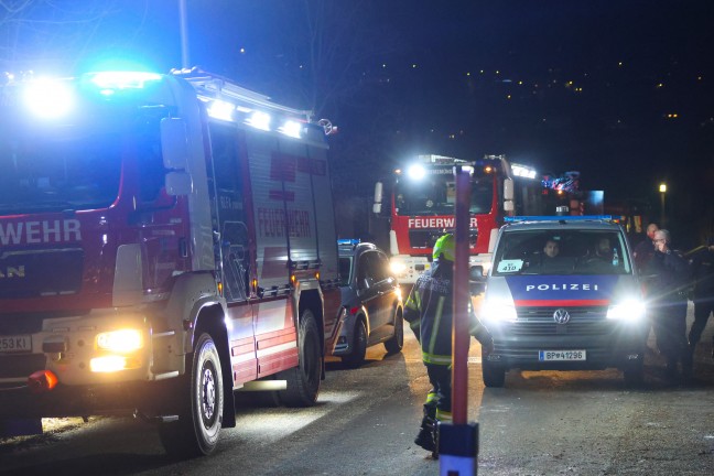 Kleintransporter bei Unfall in Kremsmnster hinter Leitschiene in ein Waldstck gestrzt