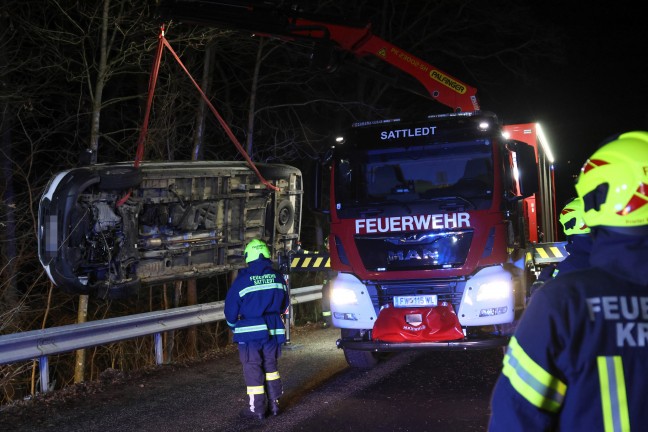 Kleintransporter bei Unfall in Kremsmnster hinter Leitschiene in ein Waldstck gestrzt