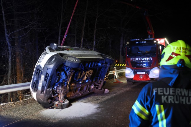 Kleintransporter bei Unfall in Kremsmnster hinter Leitschiene in ein Waldstck gestrzt