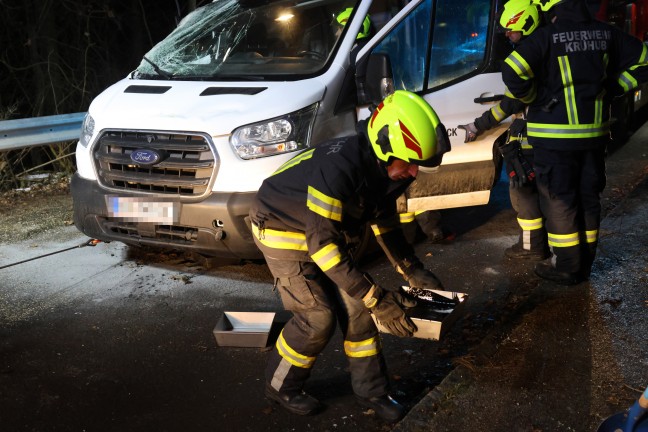 Kleintransporter bei Unfall in Kremsmnster hinter Leitschiene in ein Waldstck gestrzt