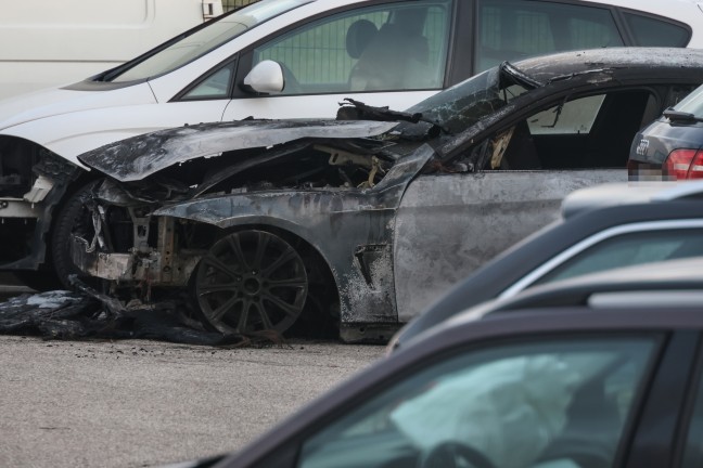 Auto stand in Wels-Pernau in Vollbrand