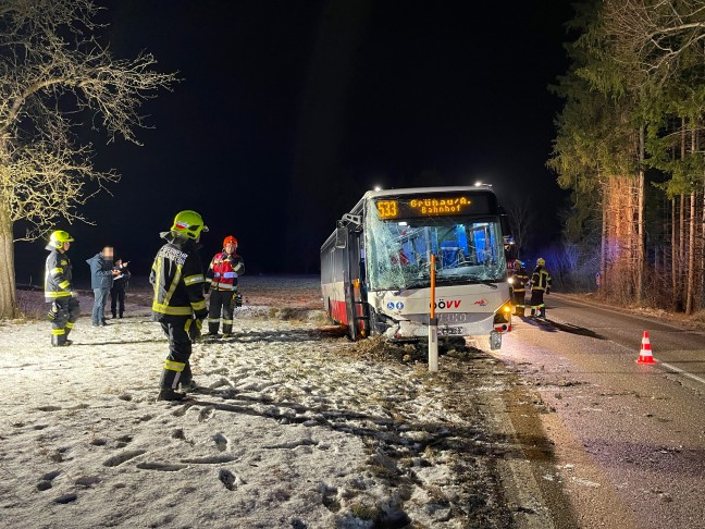 Schwierige Bergeaktion: Unfall mit Linienbus in Scharnstein fordert zwei Verletzte