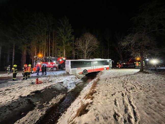 Schwierige Bergeaktion: Unfall mit Linienbus in Scharnstein fordert zwei Verletzte