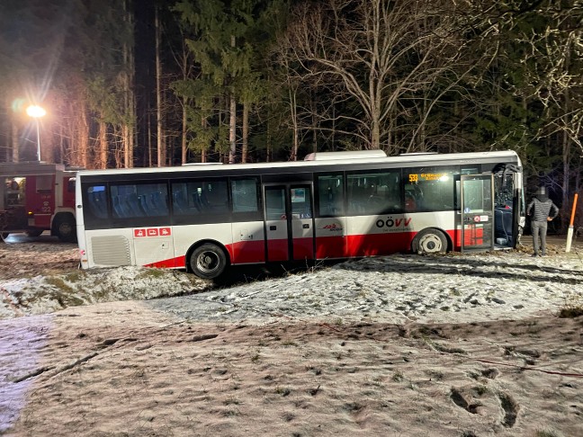 Schwierige Bergeaktion: Unfall mit Linienbus in Scharnstein fordert zwei Verletzte