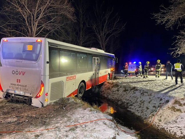 Schwierige Bergeaktion: Unfall mit Linienbus in Scharnstein fordert zwei Verletzte