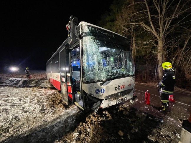 Schwierige Bergeaktion: Unfall mit Linienbus in Scharnstein fordert zwei Verletzte