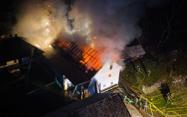 15 Feuerwehren bei Brand einer Maschinenhalle auf einem Bauernhof in Burgkirchen im Einsatz