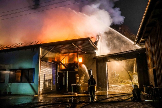 15 Feuerwehren bei Brand einer Maschinenhalle auf einem Bauernhof in Burgkirchen im Einsatz