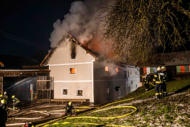 15 Feuerwehren bei Brand einer Maschinenhalle auf einem Bauernhof in Burgkirchen im Einsatz