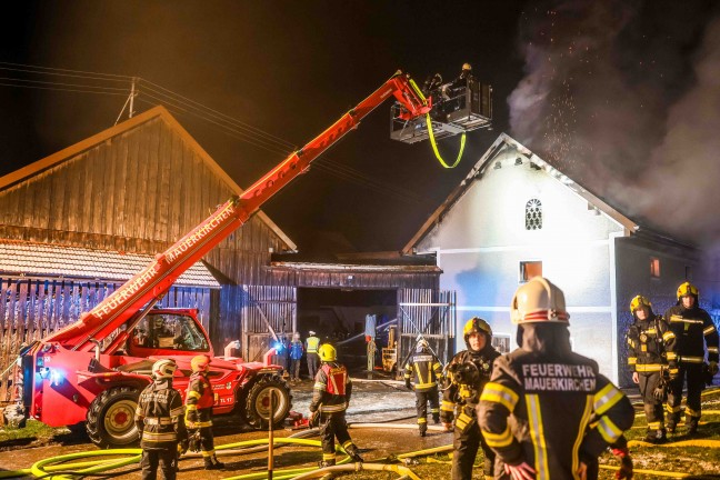 15 Feuerwehren bei Brand einer Maschinenhalle auf einem Bauernhof in Burgkirchen im Einsatz