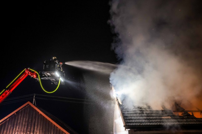 15 Feuerwehren bei Brand einer Maschinenhalle auf einem Bauernhof in Burgkirchen im Einsatz