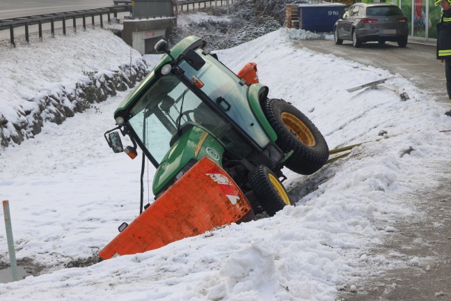 Winterdiensttraktor bei Geschftszeile in Gmunden in Regenwassersickerbecken gestrzt