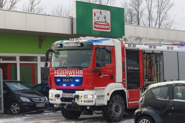 Winterdiensttraktor bei Geschftszeile in Gmunden in Regenwassersickerbecken gestrzt