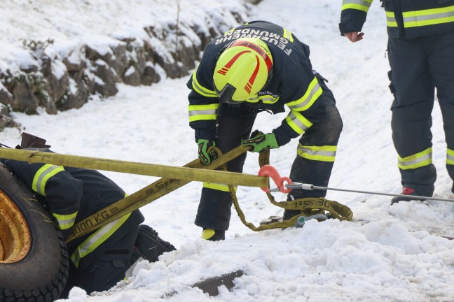 Winterdiensttraktor bei Geschftszeile in Gmunden in Regenwassersickerbecken gestrzt