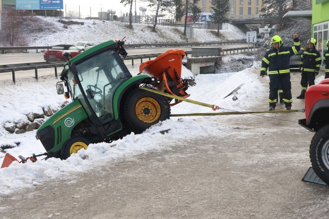 Winterdiensttraktor bei Geschftszeile in Gmunden in Regenwassersickerbecken gestrzt