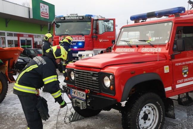 Winterdiensttraktor bei Geschftszeile in Gmunden in Regenwassersickerbecken gestrzt