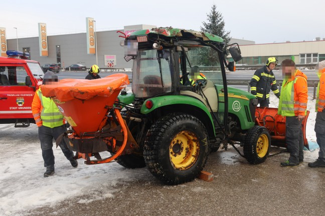 Winterdiensttraktor bei Geschftszeile in Gmunden in Regenwassersickerbecken gestrzt