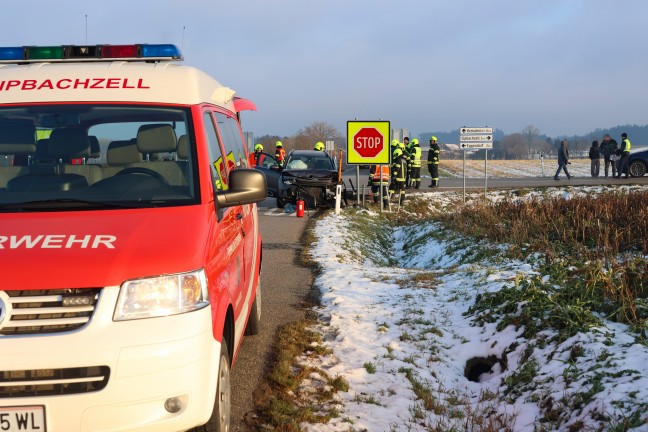 Kollision zweier Autos in einem Kreuzungsbereich in Sipbachzell