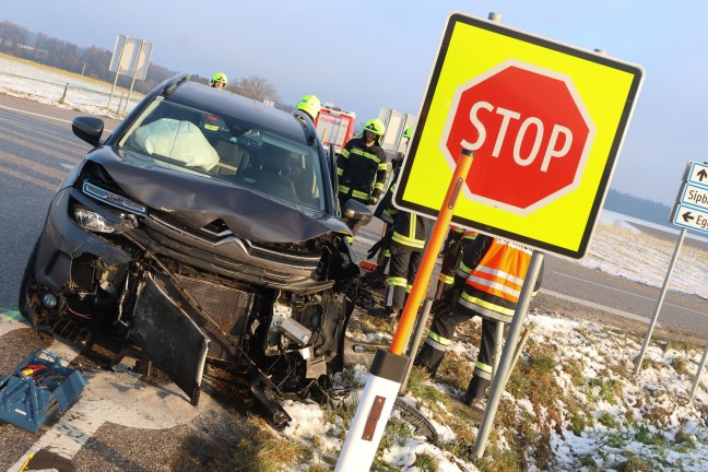 Kollision zweier Autos in einem Kreuzungsbereich in Sipbachzell