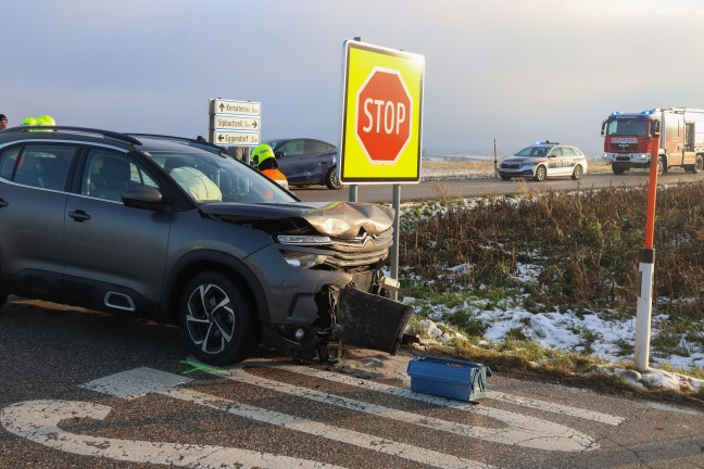 Kollision zweier Autos in einem Kreuzungsbereich in Sipbachzell