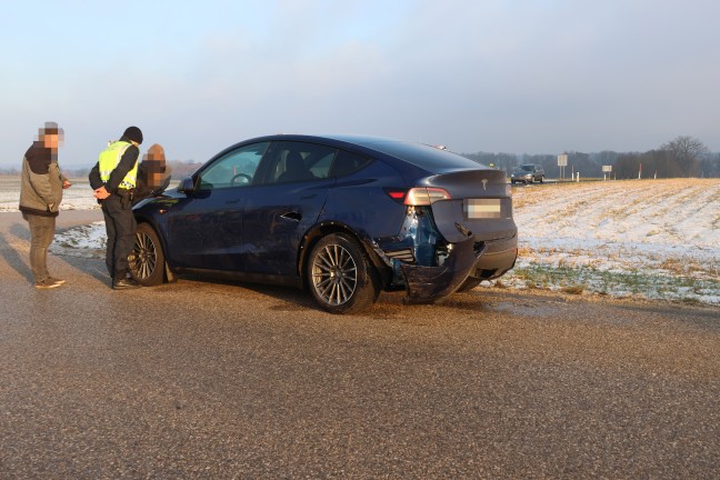 Kollision zweier Autos in einem Kreuzungsbereich in Sipbachzell