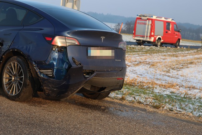 Kollision zweier Autos in einem Kreuzungsbereich in Sipbachzell