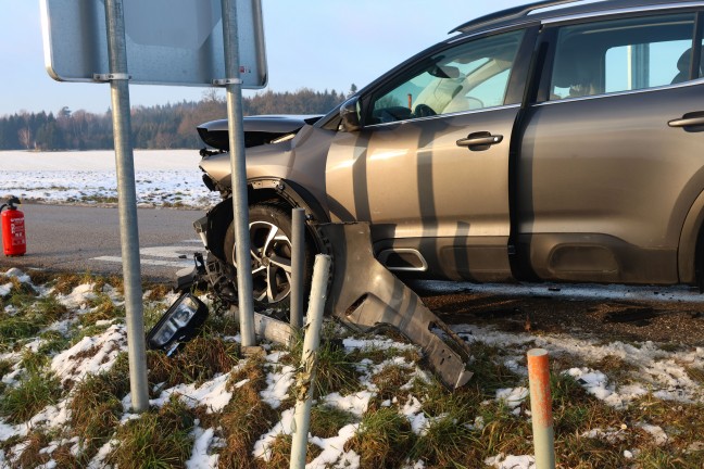 Kollision zweier Autos in einem Kreuzungsbereich in Sipbachzell