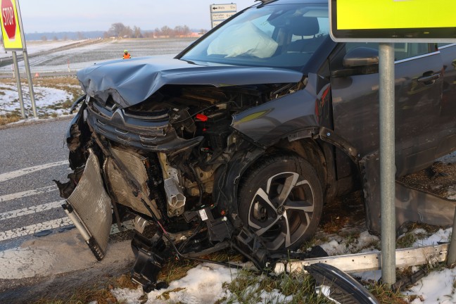 Kollision zweier Autos in einem Kreuzungsbereich in Sipbachzell