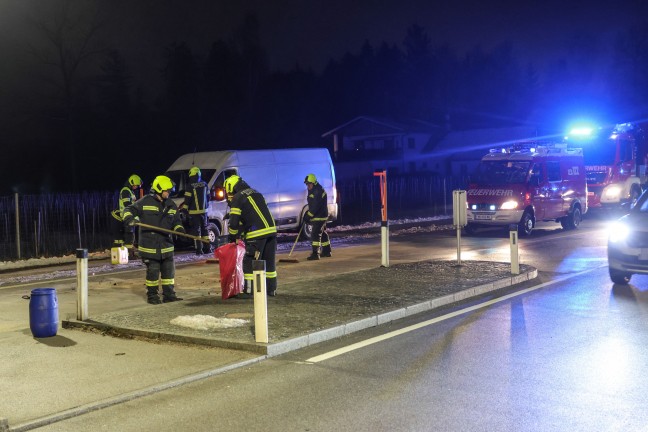 Verkehrsunfall mit Kleintransporter und zwei PKW auf Pyhrnpass Strae bei Sattledt