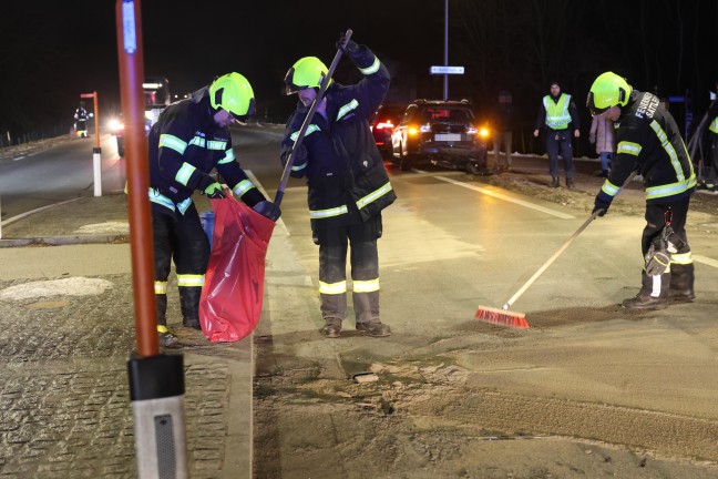 Verkehrsunfall mit Kleintransporter und zwei PKW auf Pyhrnpass Strae bei Sattledt