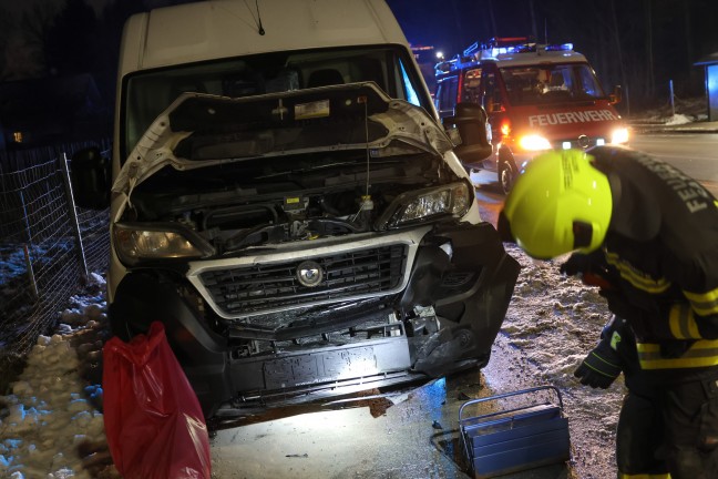 Verkehrsunfall mit Kleintransporter und zwei PKW auf Pyhrnpass Strae bei Sattledt