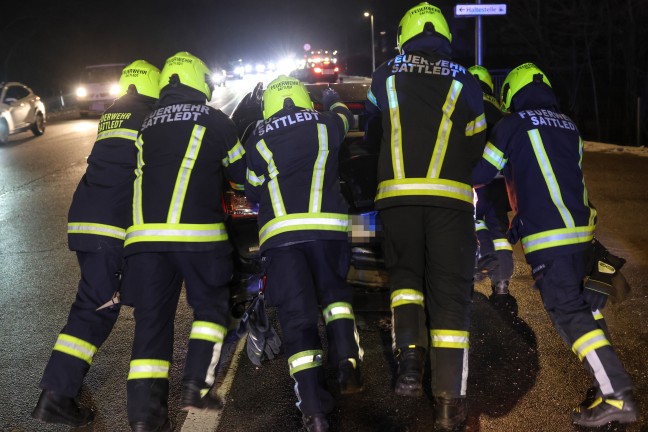 Verkehrsunfall mit Kleintransporter und zwei PKW auf Pyhrnpass Strae bei Sattledt