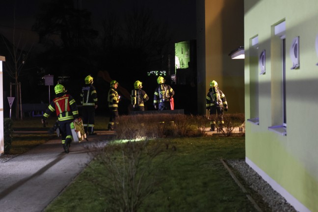 Kuriose Situation bei Balkonbrand in Marchtrenk - Feuerwehr musste um Einlass ins Brandobjekt flehen