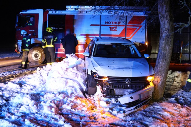 Unfall in Waldneukirchen: Auto nach kurzer Fahrt abseits der Strae gegen Baum gekracht