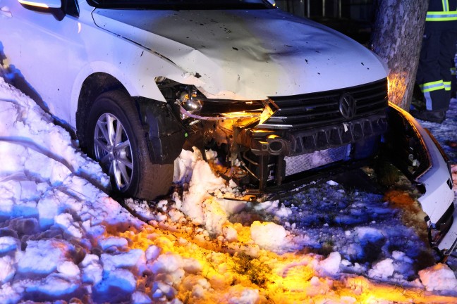 Unfall in Waldneukirchen: Auto nach kurzer Fahrt abseits der Strae gegen Baum gekracht