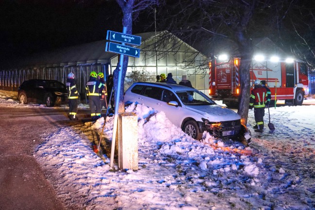 Unfall in Waldneukirchen: Auto nach kurzer Fahrt abseits der Strae gegen Baum gekracht