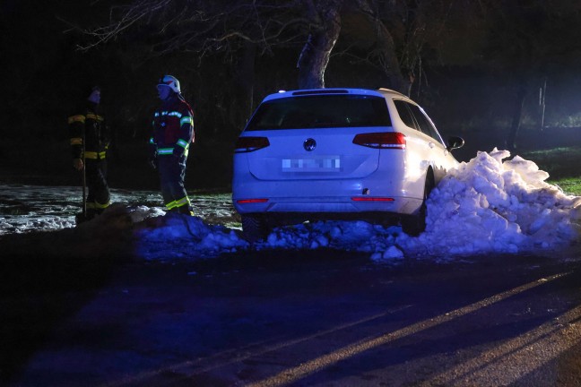 Unfall in Waldneukirchen: Auto nach kurzer Fahrt abseits der Strae gegen Baum gekracht