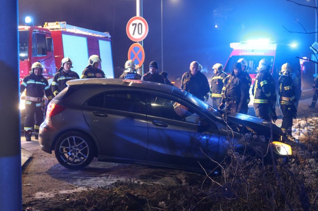 Auto kracht bei Unfall in Laakirchen gegen Verkehrsampel und schlittert Bschung hinunter