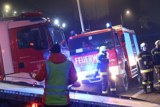 Auto kracht bei Unfall in Laakirchen gegen Verkehrsampel und schlittert Bschung hinunter