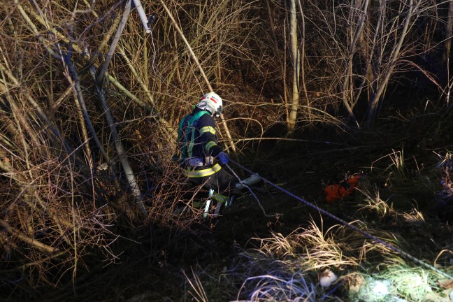 Auto kracht bei Unfall in Laakirchen gegen Verkehrsampel und schlittert Bschung hinunter