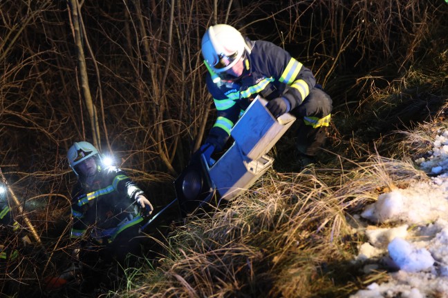 Auto kracht bei Unfall in Laakirchen gegen Verkehrsampel und schlittert Bschung hinunter