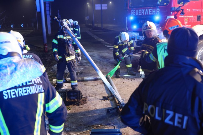 Auto kracht bei Unfall in Laakirchen gegen Verkehrsampel und schlittert Bschung hinunter