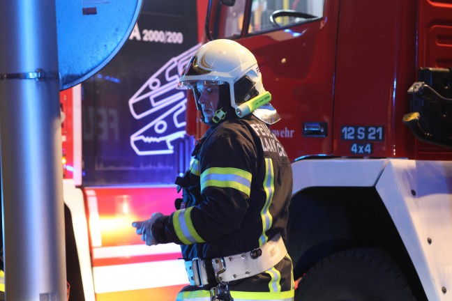 Auto kracht bei Unfall in Laakirchen gegen Verkehrsampel und schlittert Bschung hinunter