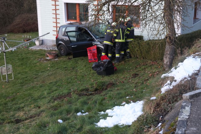 Autoberschlag durch einen Garten bei Verkehrsunfall in Michaelnbach endet an Hausmauer