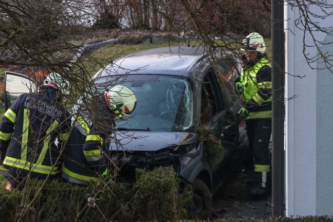 Autoberschlag durch einen Garten bei Verkehrsunfall in Michaelnbach endet an Hausmauer