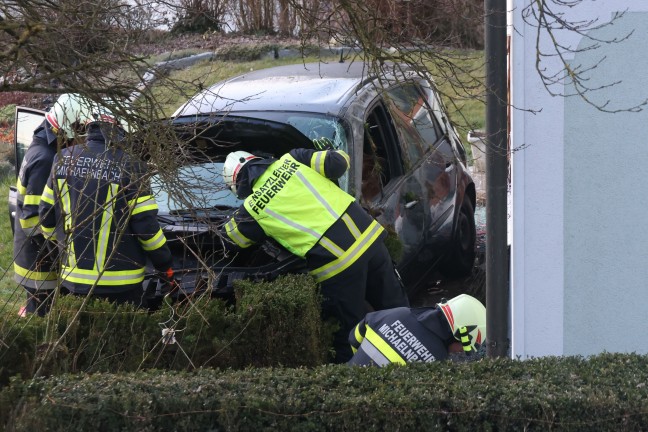 Autoberschlag durch einen Garten bei Verkehrsunfall in Michaelnbach endet an Hausmauer