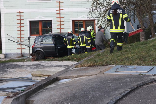 Autoberschlag durch einen Garten bei Verkehrsunfall in Michaelnbach endet an Hausmauer