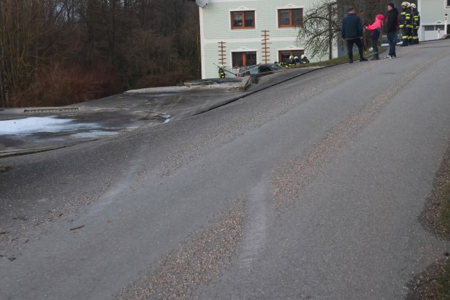 Autoberschlag durch einen Garten bei Verkehrsunfall in Michaelnbach endet an Hausmauer