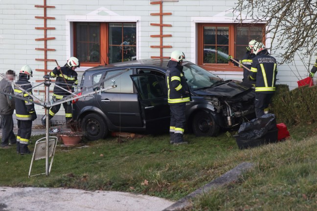 Autoberschlag durch einen Garten bei Verkehrsunfall in Michaelnbach endet an Hausmauer