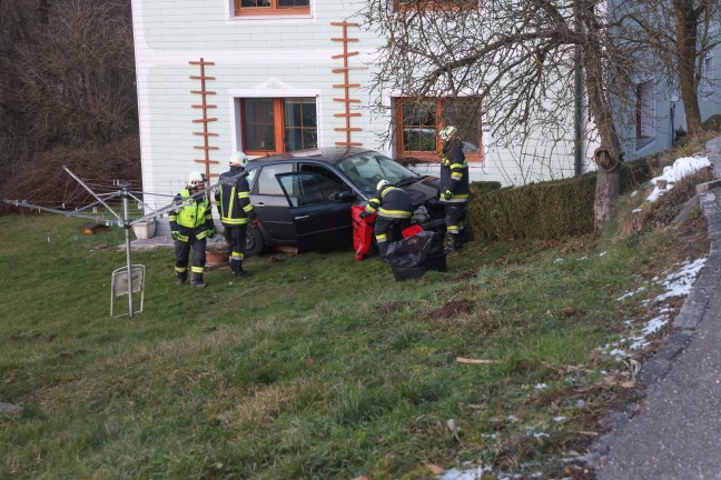 Autoberschlag durch einen Garten bei Verkehrsunfall in Michaelnbach endet an Hausmauer